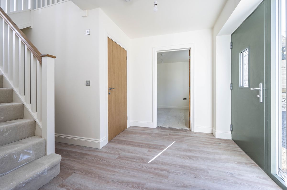 Entrance hall with oak-handrailed staircase